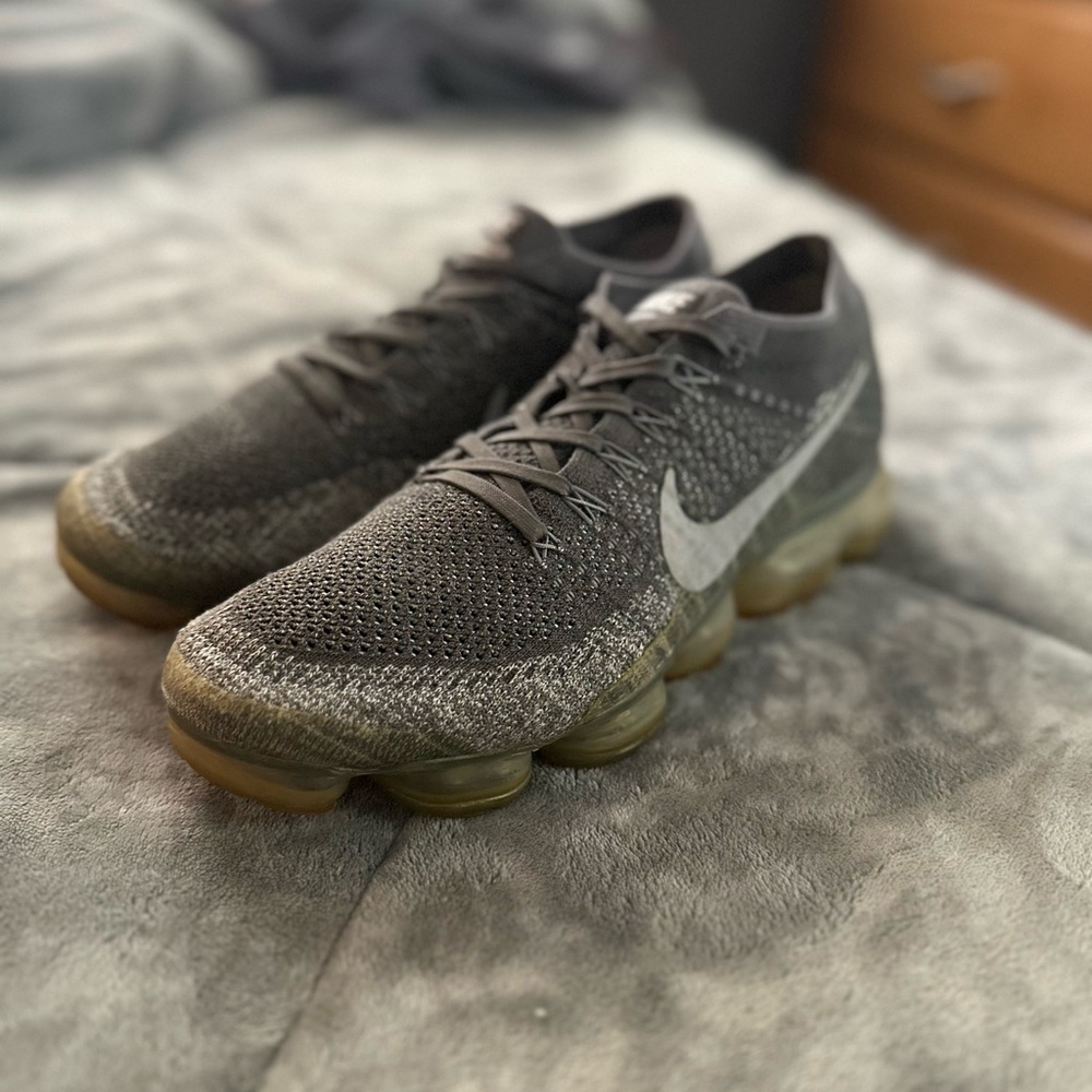 Nike Gray Air VaporMax Flyknit Asphalt Size: 9.5 - Picture 2 of 10